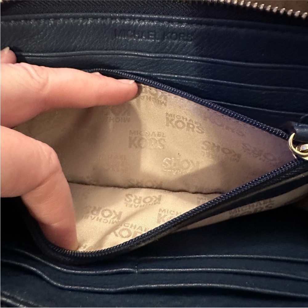 Michael Kors blue leather wallet 
8.5x4inc
Used‎ but in great condition - Picture 5 of 7